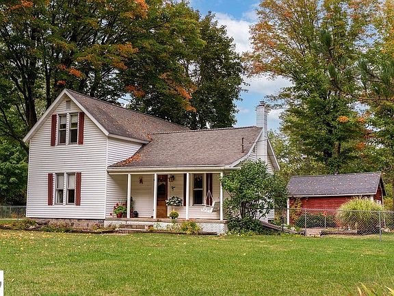 3rd image of 1227 E Washington Rd