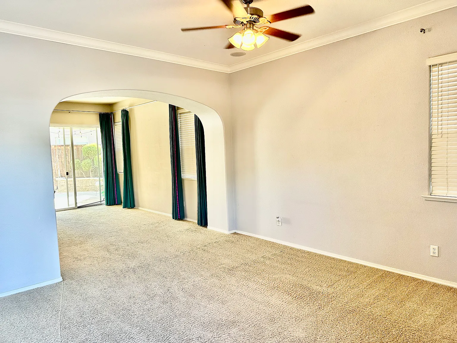 3 bed, 1271 sqft, $2,425 — Photo 4