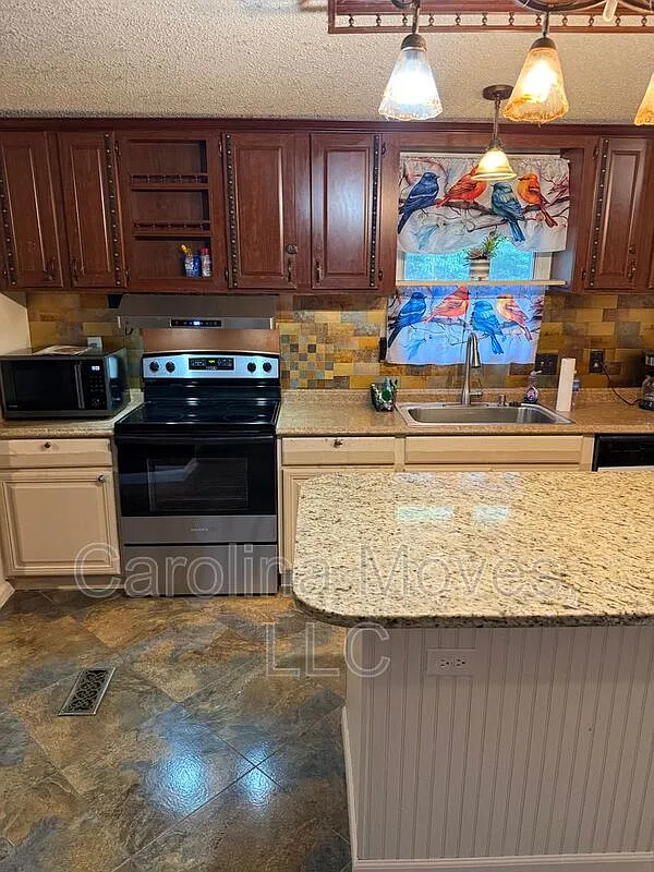 3 bed, 2.0 bath, 1900 sqft, $1,275 — Photo 4