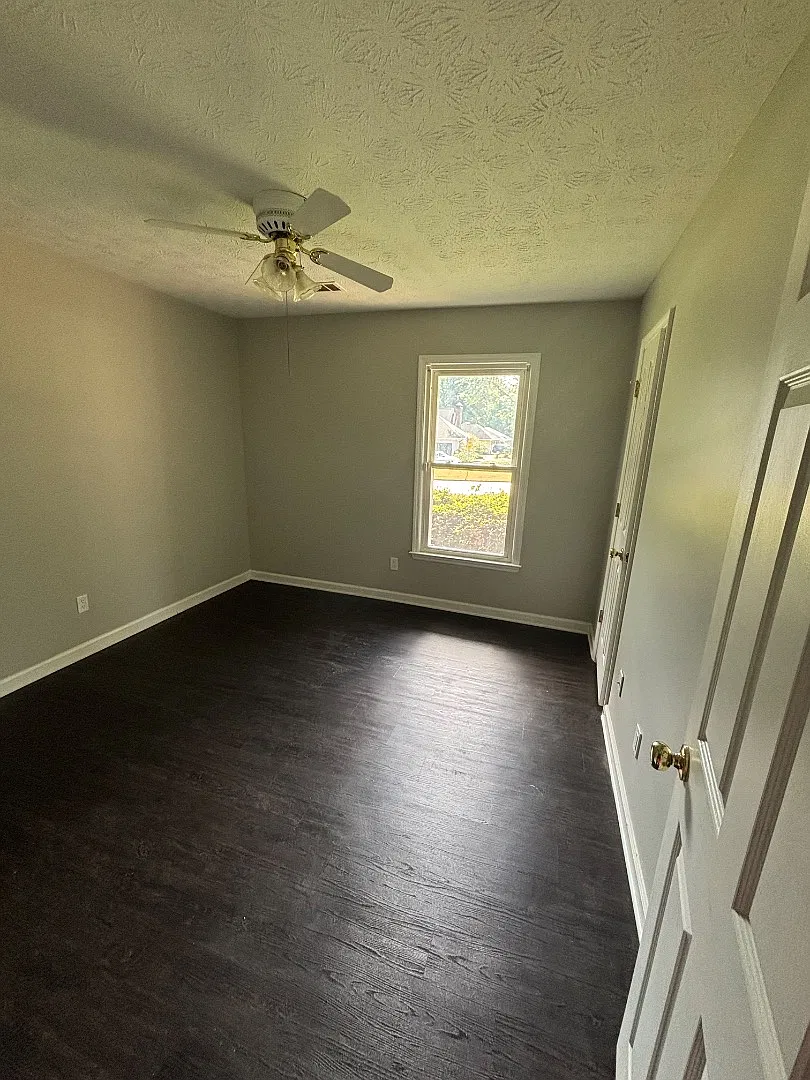 318 Bridgewood Dr SE — Photo 4