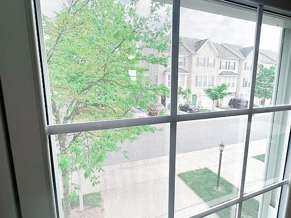4th image of 23000 Fontwell Sq