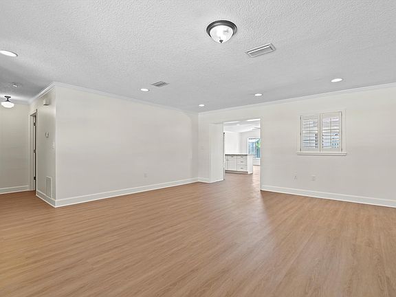 4th image of 207 Carver St