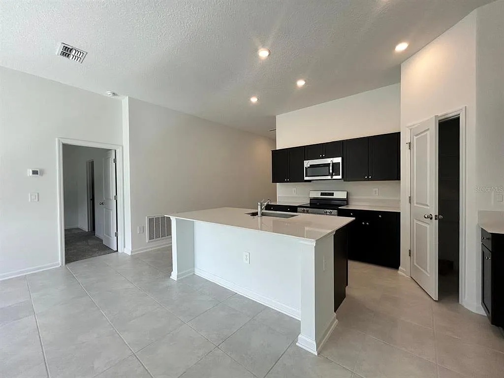 3 bed, 2.0 bath, 1605 sqft, $2,200 — Photo 4