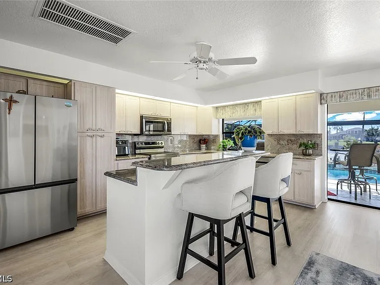 2556 SW 28th Pl — Photo 10