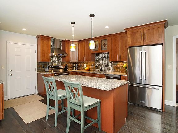 3rd image of 130 Woods Dr