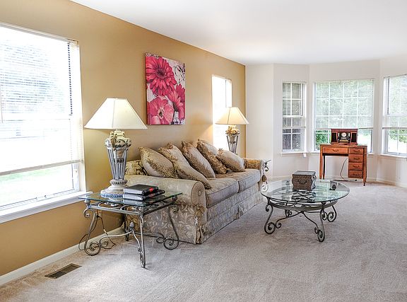 3rd image of 980 Woodhill Dr