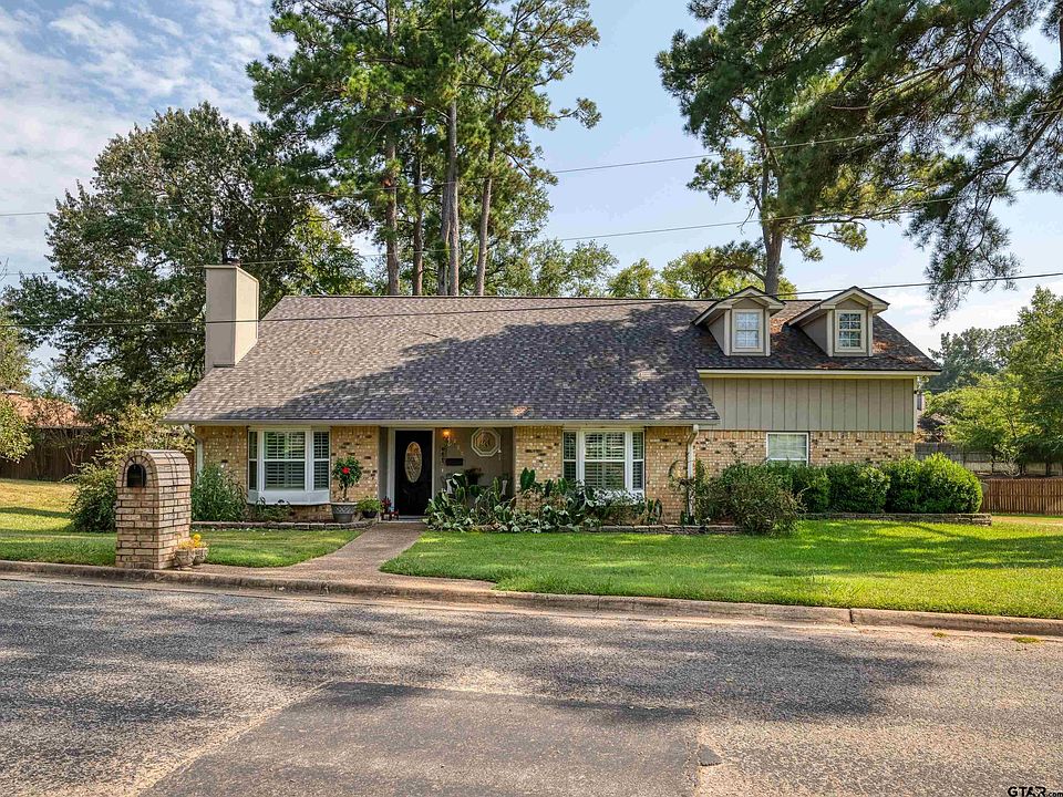 1st image of 200 Pin Oak Dr