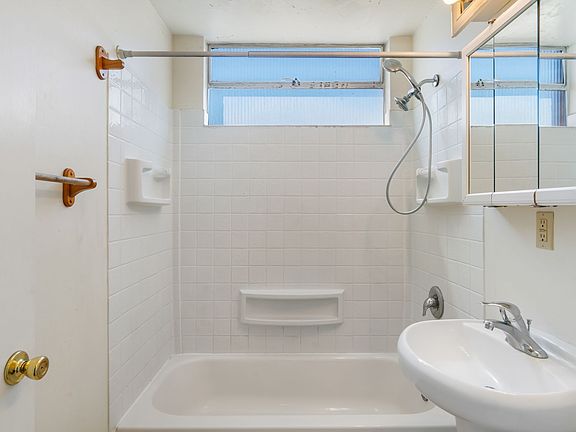 4th image of 9 N Waverly Pl #209