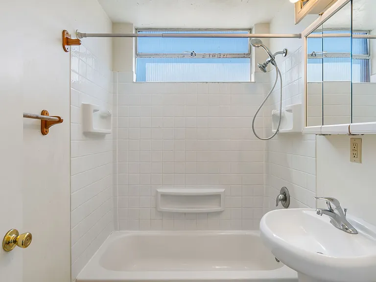 Dolphin Apartments: Leasing Specials! Great location in Kennewick — Photo 19