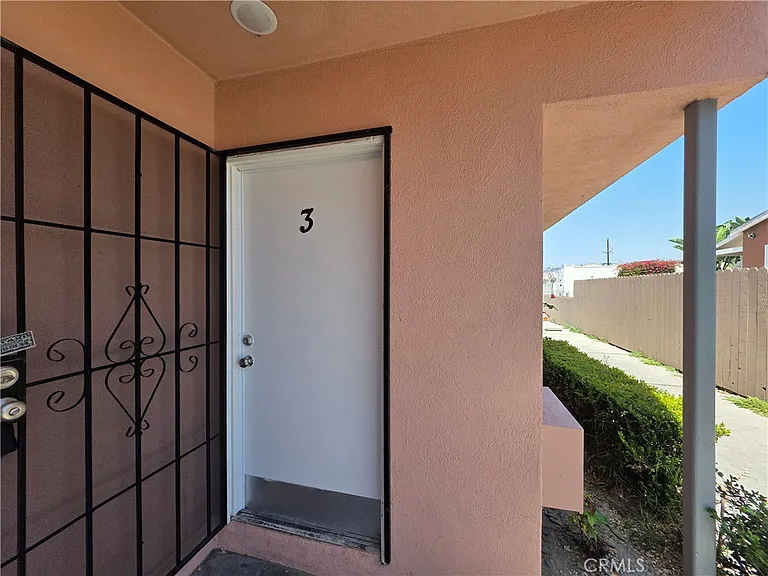 2672 S Redondo Blvd — Photo 11