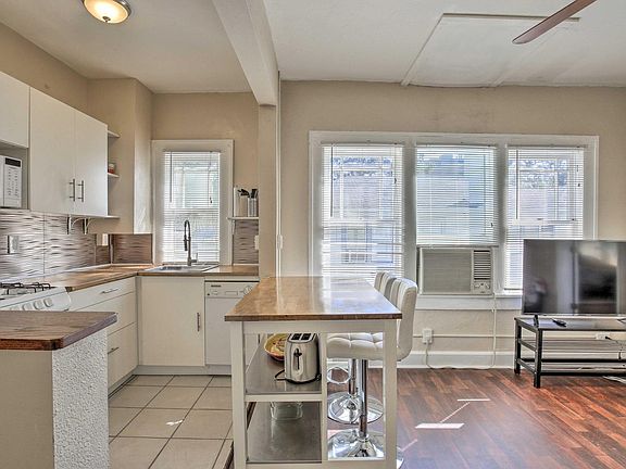 4th image of 415 10th Ave NE