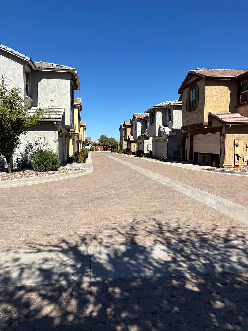 4 bedroom with a loft 3 full bath 3 car garage Cooley Station Gilbert Home for RENT — Photo 2