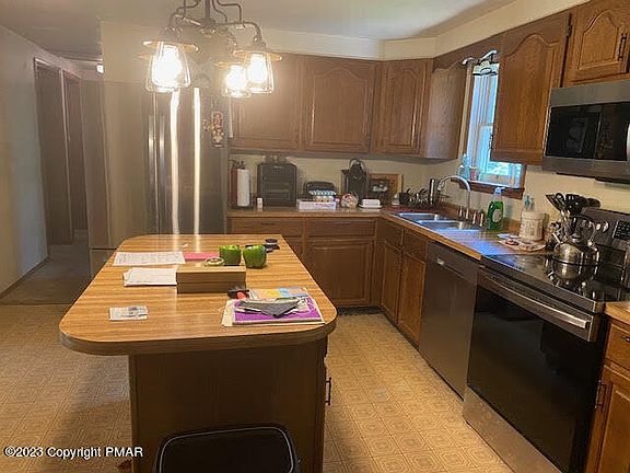 5th image of 488 Bernadine Dr