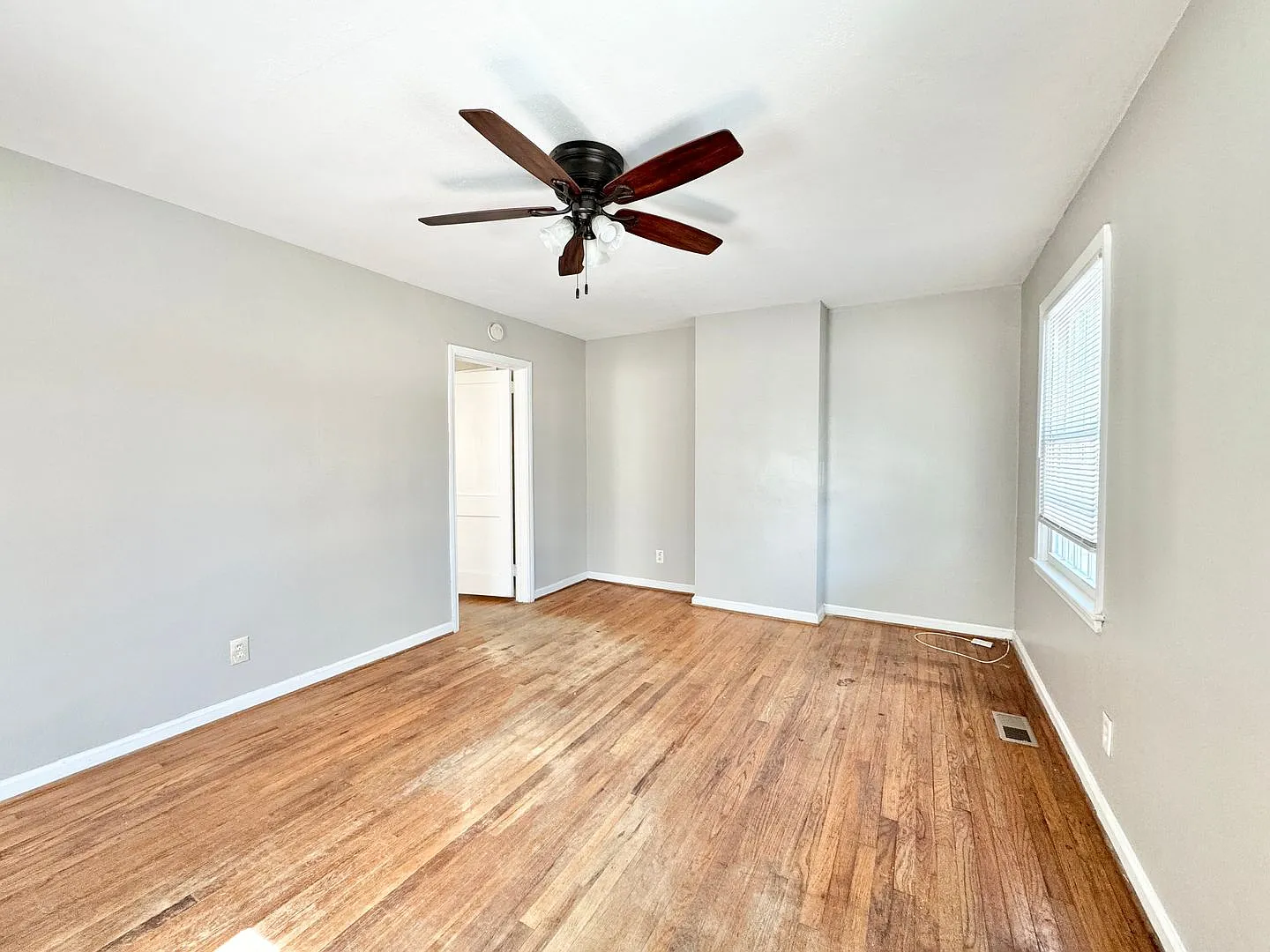 1006 E Side Drive — Photo 2