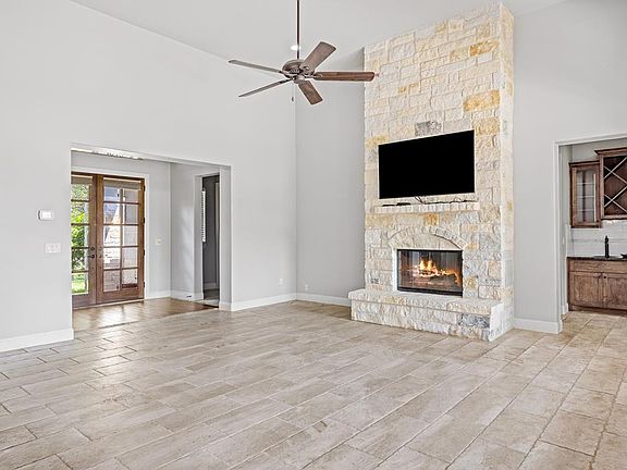 4th image of 1009 Club House Rd