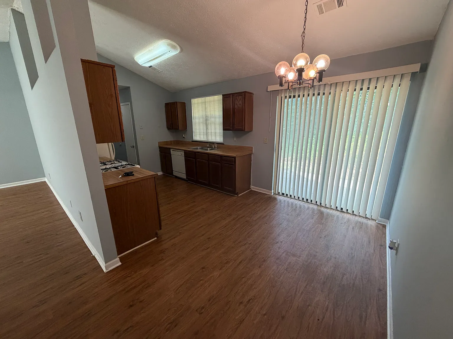 3 bed, 1.5 bath, 1076 sqft, $1,400 — Photo 4