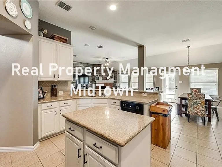1105 Sunland Ct — Photo 9