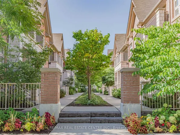 2460 Prince Michael Dr #30, Oakville, ON L6H 0G8