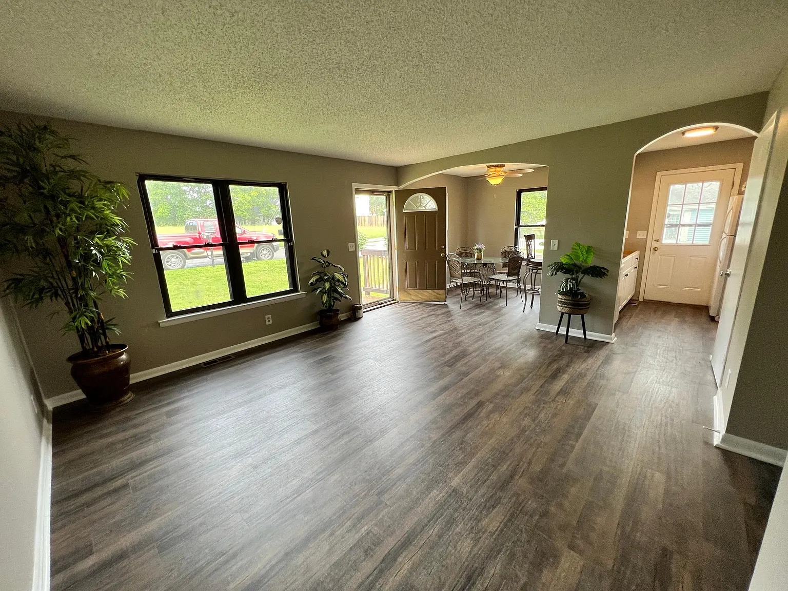 3 bed, 1.5 bath, 1056 sqft, $1,995 — Photo 3