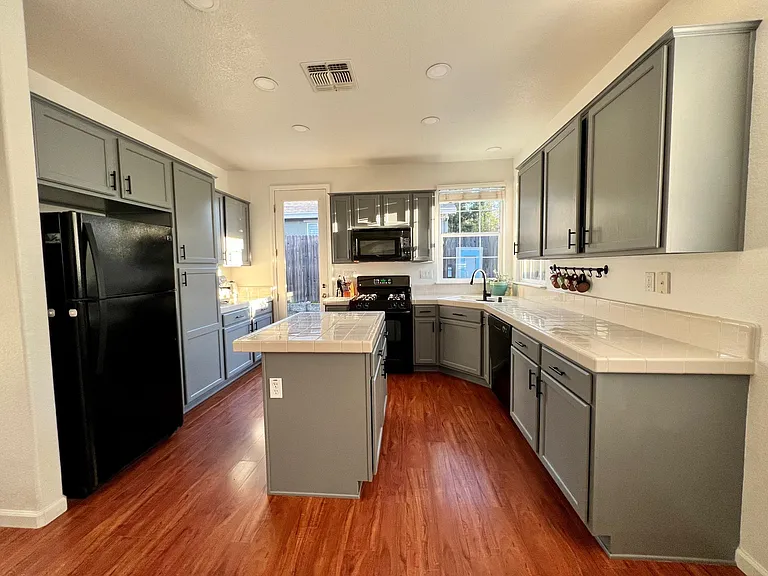 868 Holley Ct — Photo 5