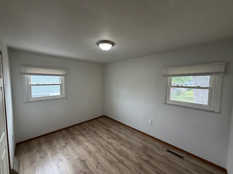 1818 Grandview Dr — Photo 8
