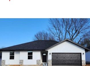 3216 N Travis Ave, Springfield, MO 65803