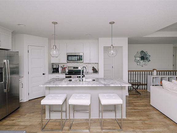 4th image of 806 NW Seasons Dr
