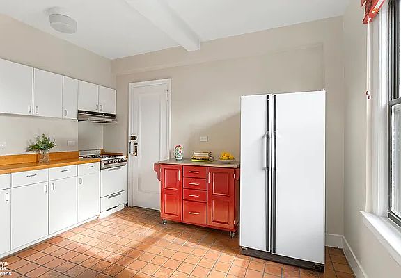 5th image of 140 E 81st St APT 11F
