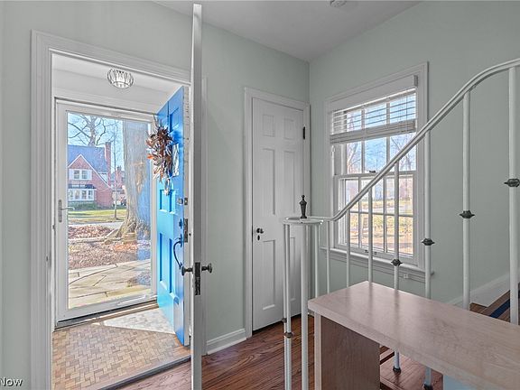 3rd image of 3715 Sutherland Rd