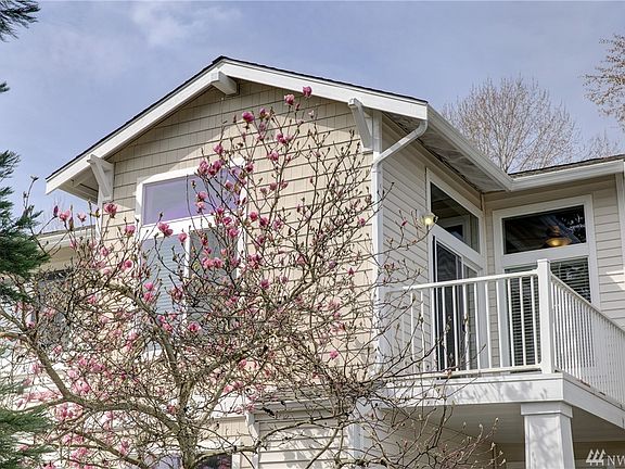 The lovely private deck overlooks a beautiful blooming magnolia tree in the spring and offers year 'round mountain and territorial views in the distance. 
