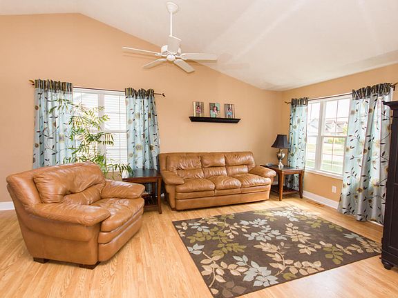 5th image of 220 Sterling Dr