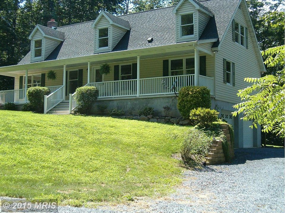 Right front view with drvewy and 2 car garage