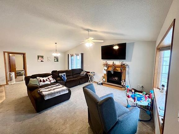 3rd image of 1061 Tamarack Pl