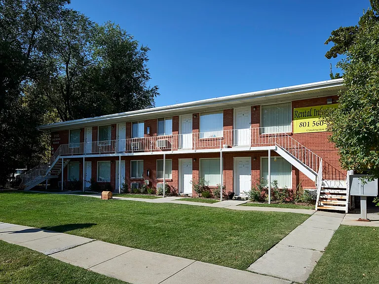 Lakewood Manor — Photo 9