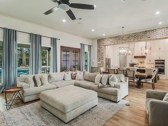 3rd image of 114 Seaside Oaks Dr