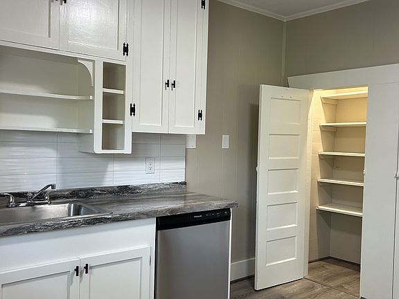 3rd image of 524 King St #B