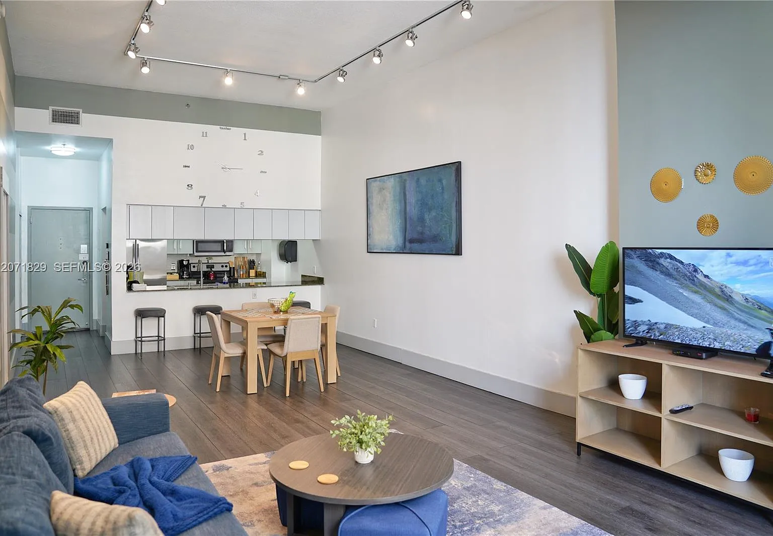 2 bed, 1072 sqft, $4,500 — Photo 2