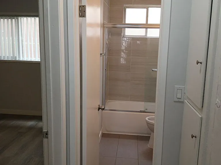 544 N Hayworth Ave — Photo 4