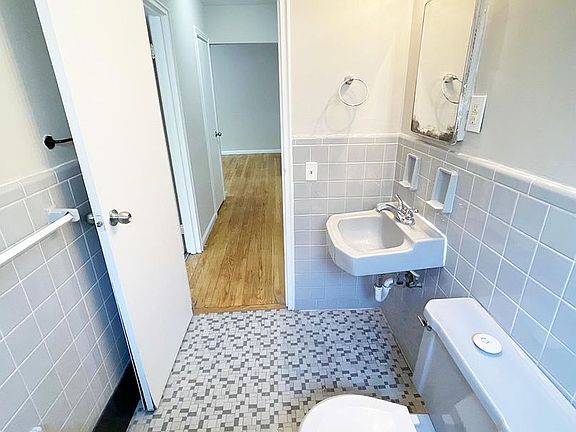 5th image of 562 Lowell Ave APT 2