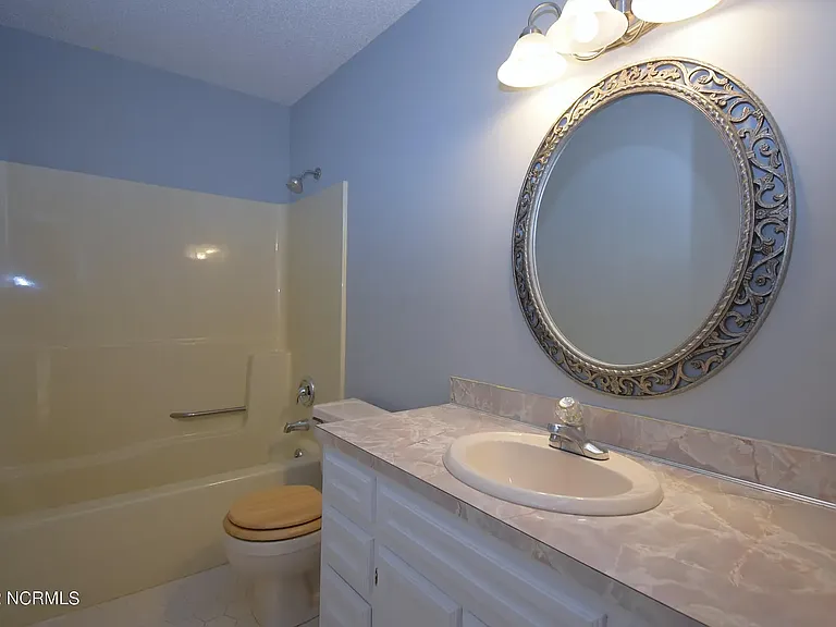 623 Bayberry Ln — Photo 10