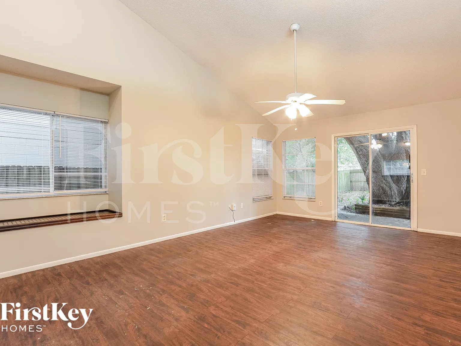 3 bed, 2.0 bath, 1130 sqft, $1,900 — Photo 2
