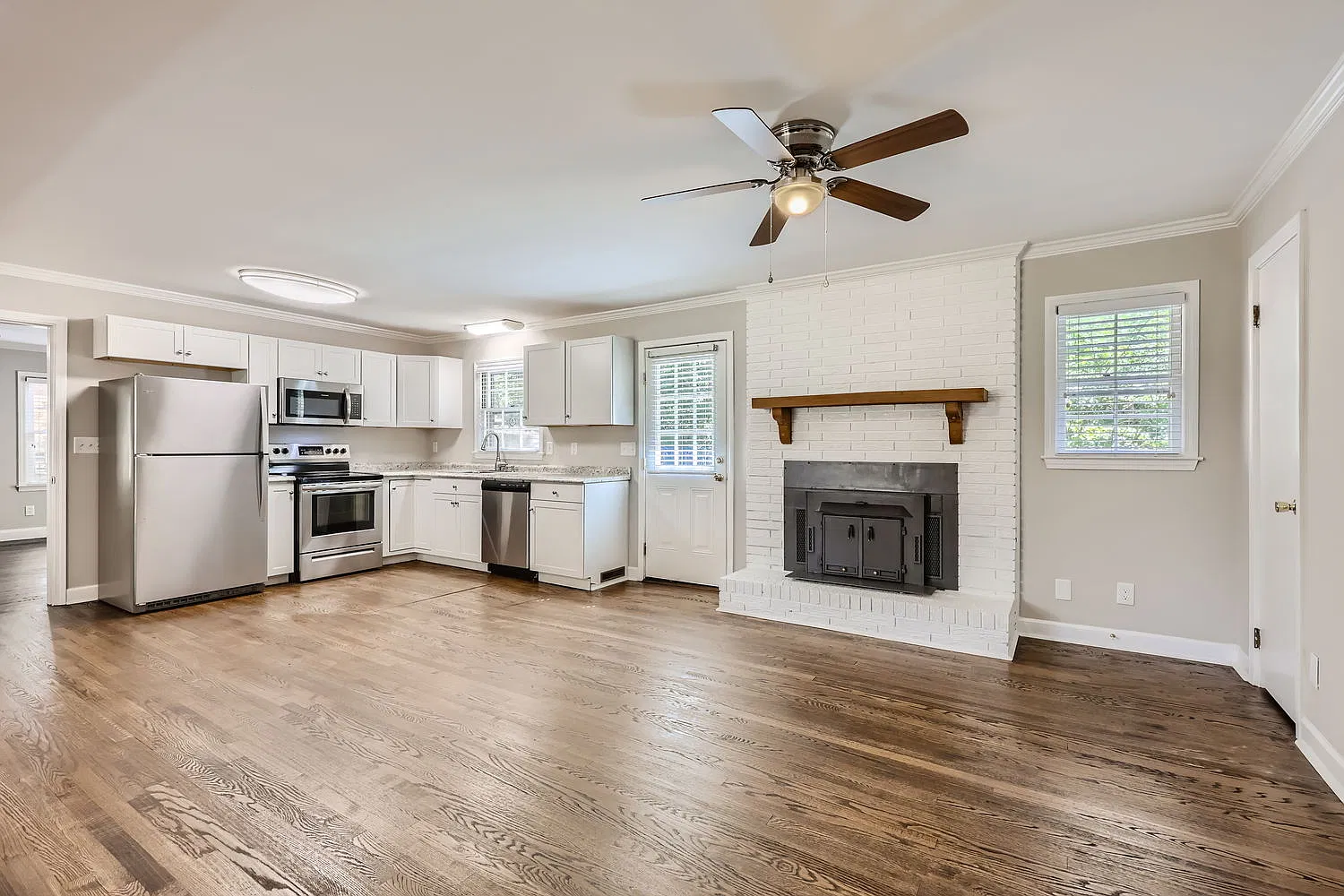 203 Nottingham Dr — Photo 3