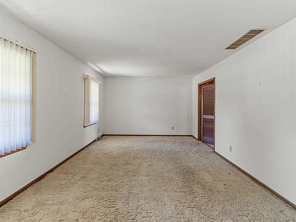 4th image of 3815 Locust Hill Dr