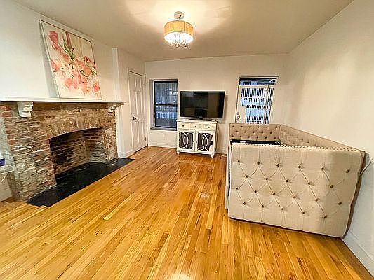3rd image of 113 W 15th St APT 1F