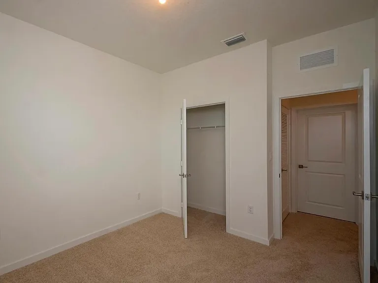 633 SW 11th St — Photo 9