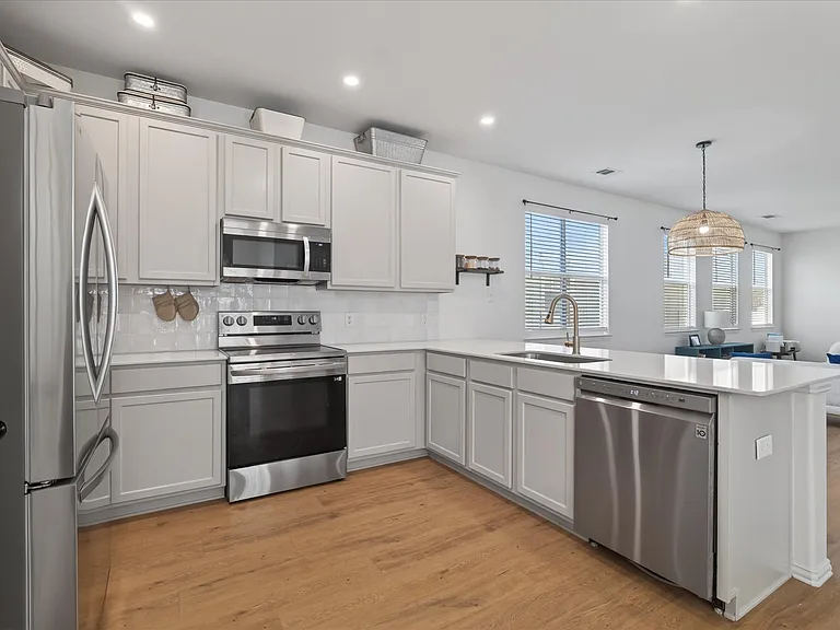 10008 Hanover Dr — Photo 10