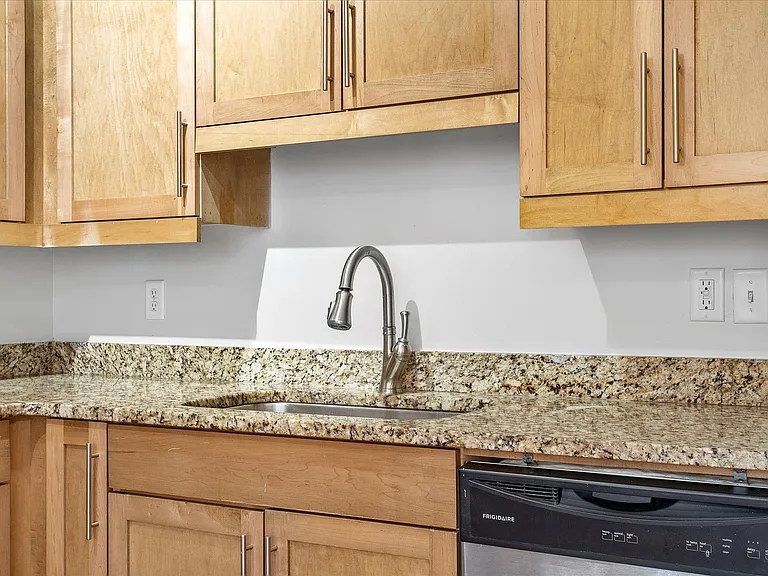 306 E Grace St #204 — Photo 16