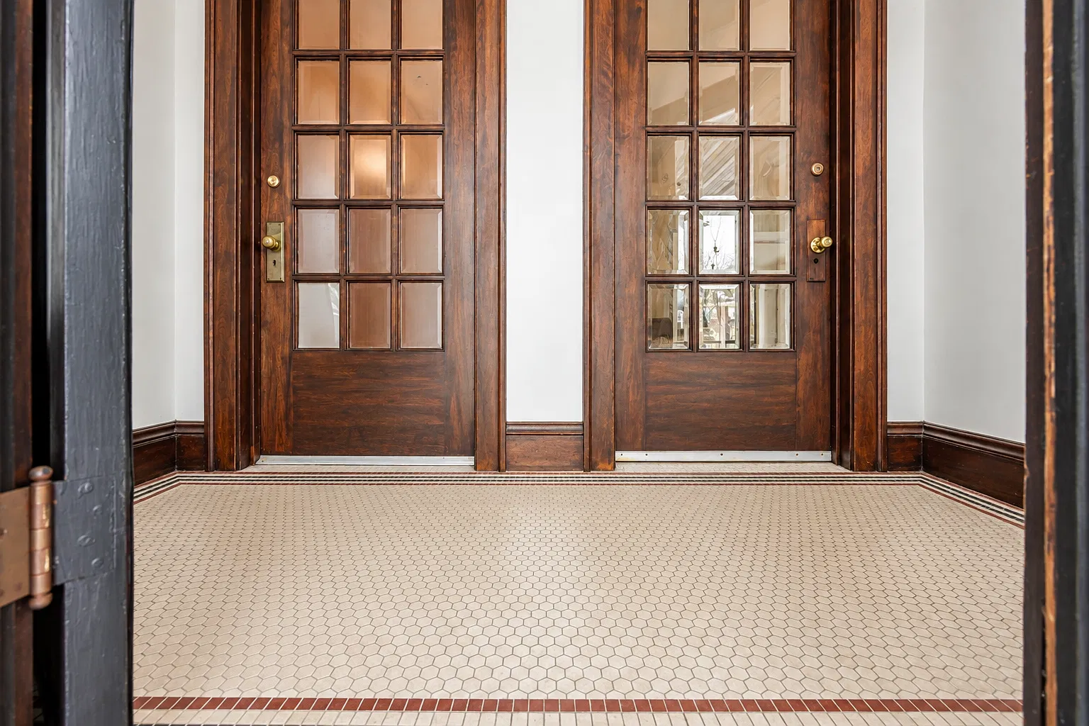 5 bed, 2400 sqft, $3,250 — Photo 3