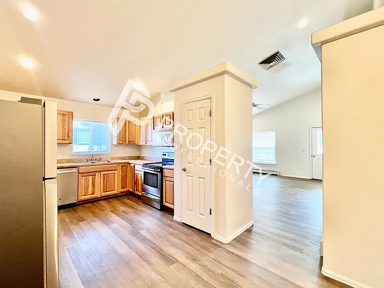 316 Columbine Dr — Photo 6