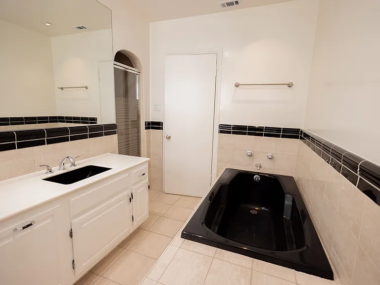 446 S La Peer Dr — Photo 24